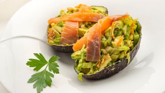 "Una receta para que la pueda hacer cualquiera": as&iacute; de f&aacute;cil es el aguacate relleno con salm&oacute;n ahumado de Karlos Argui&ntilde;ano
