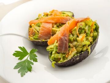 "Una receta para que la pueda hacer cualquiera": así de fácil es el aguacate relleno con salmón ahumado de Karlos Arguiñano