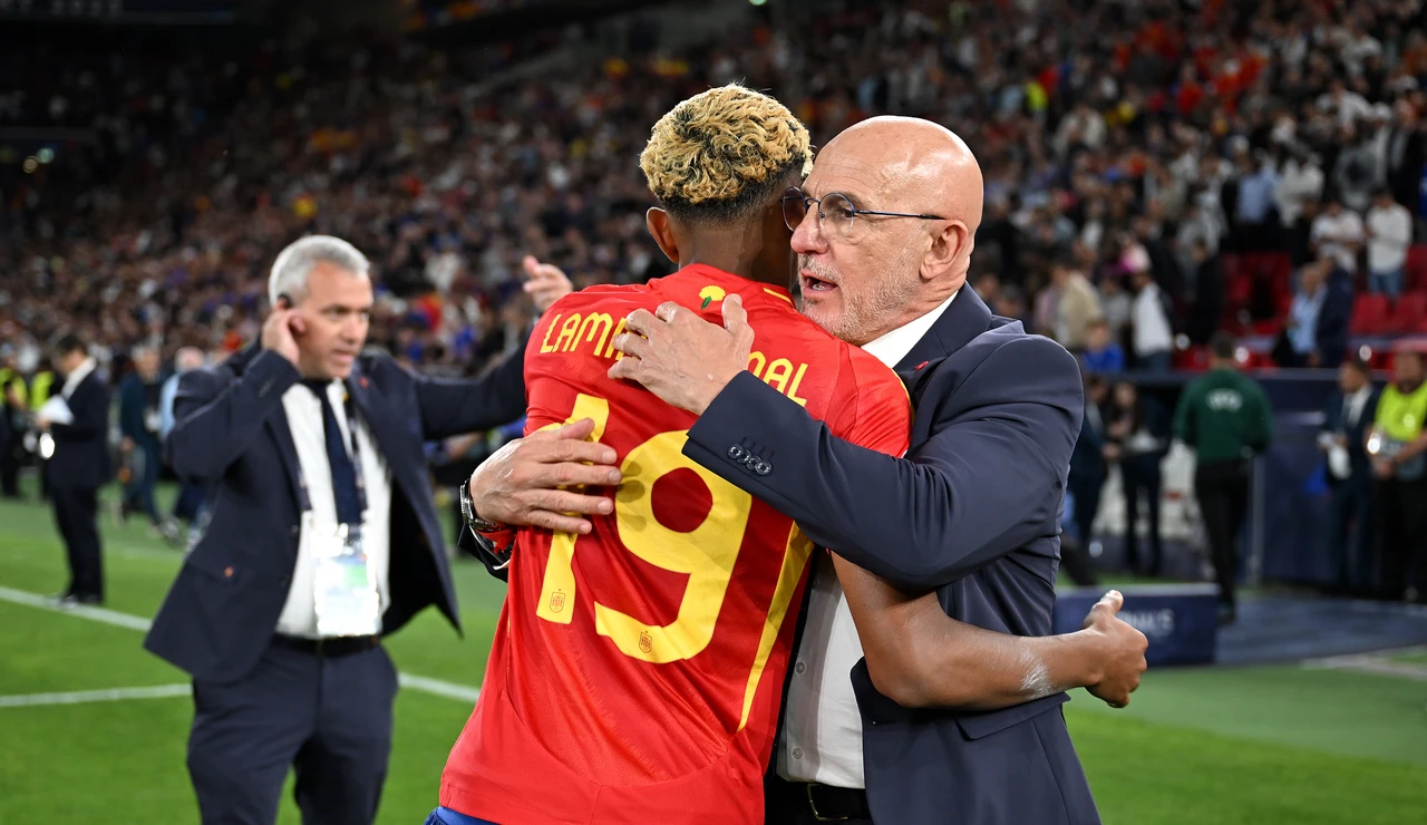 Luis de la Fuente se abraza con Lamine Yamal tras el partido ante Francia