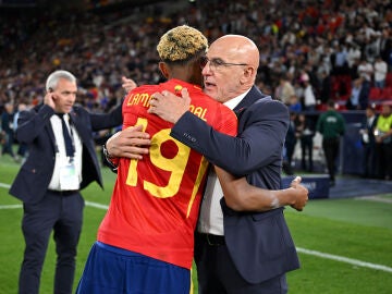 Luis de la Fuente se abraza con Lamine Yamal tras el partido ante Francia