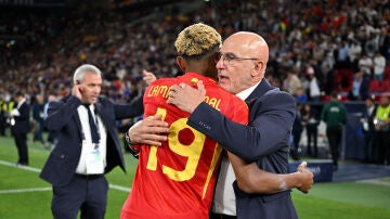 Luis de la Fuente se abraza con Lamine Yamal tras el partido ante Francia