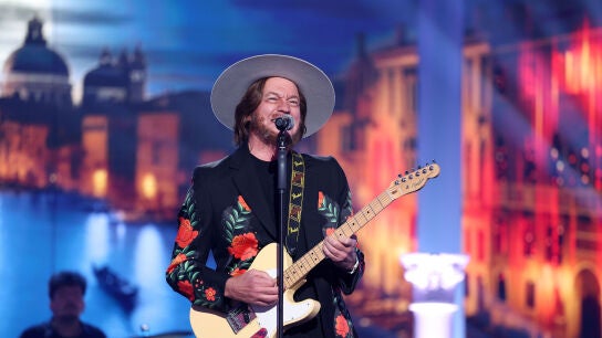 Bert&iacute;n Osborne recrea el m&iacute;tico &lsquo;Baila morena&rsquo; de Zucchero&hellip; &iexcl;y suma a dos bailarinas muy especiales al final de su actuaci&oacute;n! 