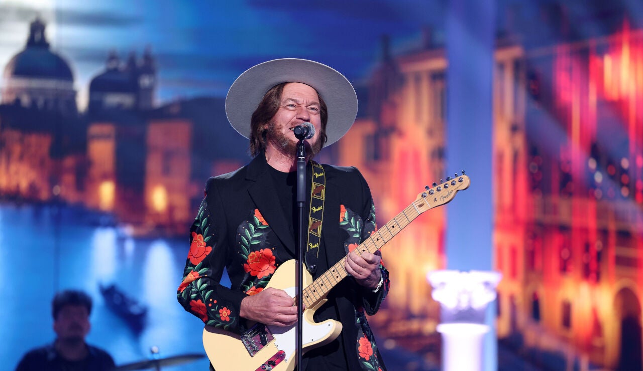 Bert&iacute;n Osborne recrea el m&iacute;tico &lsquo;Baila morena&rsquo; de Zucchero&hellip; &iexcl;y suma a dos bailarinas muy especiales al final de su actuaci&oacute;n! 