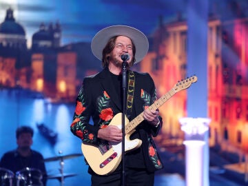 Bertín Osborne recrea el mítico ‘Baila morena’ de Zucchero… ¡y suma a dos bailarinas muy especiales al final de su actuación! 