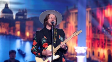 Bertín Osborne recrea el mítico ‘Baila morena’ de Zucchero… ¡y suma a dos bailarinas muy especiales al final de su actuación! 