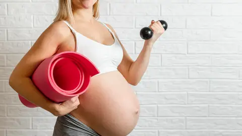 Mujer embarazada preparada para hacer ejercicio Mujer embarazada preparada para hacer ejercicio