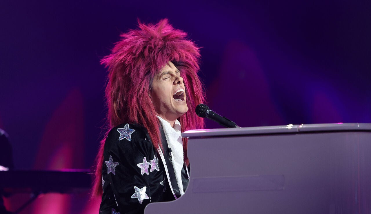 Piano en directo y actitud legendaria: Mikel Herzog Jr. se transforma en Elton John con 'I'm still standing' 