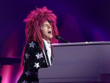 Piano en directo y actitud legendaria: Mikel Herzog Jr. se transforma en Elton John con 'I'm still standing' 