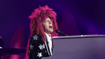 Piano en directo y actitud legendaria: Mikel Herzog Jr. se transforma en Elton John con 'I'm still standing' 