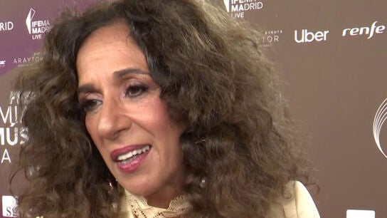 Rosario Flores haciendo declaraciones a la prensa