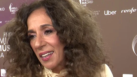 Rosario Flores haciendo declaraciones a la prensa Rosario Flores haciendo declaraciones a la prensa