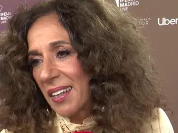 Rosario Flores haciendo declaraciones a la prensa Rosario Flores haciendo declaraciones a la prensa