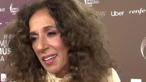 Rosario Flores haciendo declaraciones a la prensa Rosario Flores haciendo declaraciones a la prensa