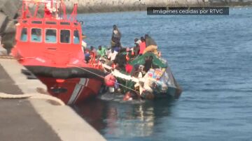 Imagen del cayuco que volcó en El Hierro