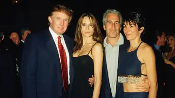 Donald y Melania Trump, con Epstein y Ghislaine Maxwell. Donald y Melania Trump, con Epstein y Ghislaine Maxwell.