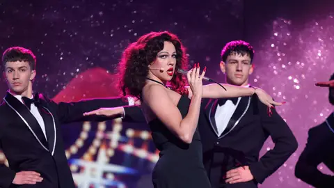 La elegancia de Bibi Andersen posee a Yenesi para interpretar ‘Call me lady champagne’  La elegancia de Bibi Andersen posee a Yenesi para interpretar ‘Call me lady champagne’