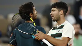 Carlos Alcaraz habal con Lorenzo Musetti tras la retirada del italiano Carlos Alcaraz habal con Lorenzo Musetti tras la retirada del italiano