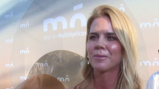 Amelia Bono haciendo declaraciones a la prensa