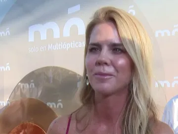 Amelia Bono haciendo declaraciones a la prensa Amelia Bono haciendo declaraciones a la prensa