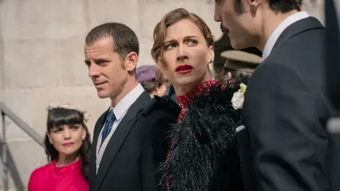 Los novios e invitados de la boda se enteran del grave accidente de María, ¿se cancelará el banquete? Los novios e invitados de la boda se enteran del grave accidente de María, ¿se cancelará el banquete?