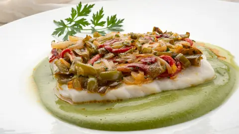 Arguiñano, sobre la merluza en costra de piperrada: "Una receta súper para hacer el fin de semana en casa" Arguiñano, sobre la merluza en costra de piperrada: "Una receta súper para hacer el fin de semana en casa"