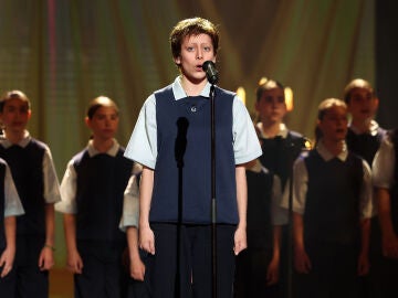 Melani emociona al jurado de Tu cara me suena con ‘Caresse sur l’océan’ de Los chicos del coro 