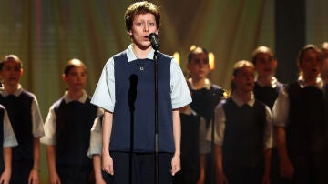 Melani emociona al jurado de Tu cara me suena con ‘Caresse sur l’océan’ de Los chicos del coro 