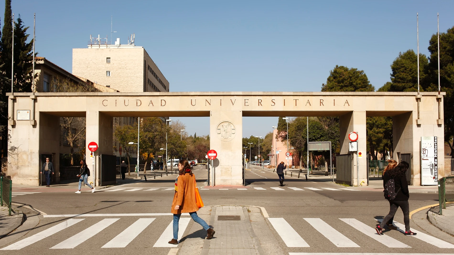 Un menor hospitalizado y otro detenido en una agresión con arma blanca en la Universidad de Zaragoza. Un menor hospitalizado y otro detenido en una agresión con arma blanca en la Universidad de Zaragoza.