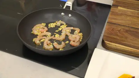 Añade las gambas, saltéalas brevemente Añade las gambas, saltéalas brevemente