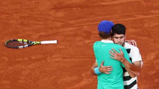 Carlos Alcaraz y Jannik Sinner se abrazan tras la final de Roland Garros 2025, la m&aacute;s larga de la historia del torneo