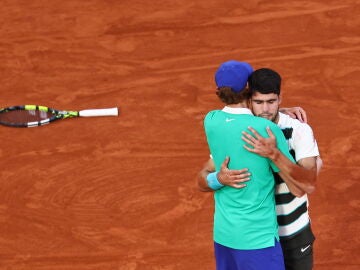 Carlos Alcaraz y Jannik Sinner se abrazan tras la final de Roland Garros 2025, la más larga de la historia del torneo