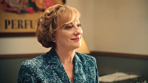 Cristina comienza a trabajar en la fábrica y conoce a Irene sin saber que es su madre biológica Cristina comienza a trabajar en la fábrica y conoce a Irene sin saber que es su madre biológica