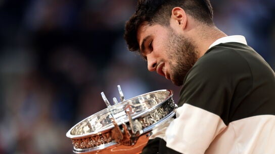 Carlos Alcaraz abraza la Copa de los Mosqueteros