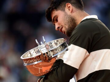 Carlos Alcaraz abraza la Copa de los Mosqueteros
