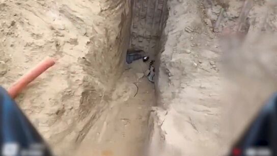 Tunel bajo un hospital.