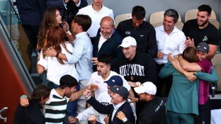 Carlos Alcaraz se abraza con su equipo y su familia en la Philippe Chatrier