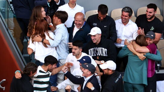 Carlos Alcaraz se abraza con su equipo y su familia en la Philippe Chatrier