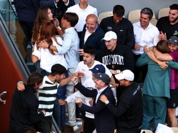 Carlos Alcaraz se abraza con su equipo y su familia en la Philippe Chatrier
