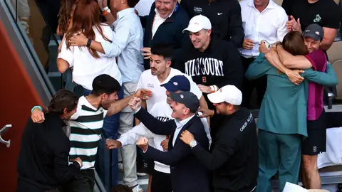 Carlos Alcaraz se abraza con su equipo y su familia en la Philippe Chatrier Carlos Alcaraz se abraza con su equipo y su familia en la Philippe Chatrier