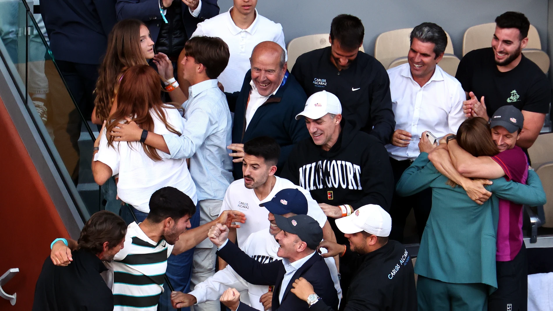 Carlos Alcaraz se abraza con su equipo y su familia en la Philippe Chatrier Carlos Alcaraz se abraza con su equipo y su familia en la Philippe Chatrier
