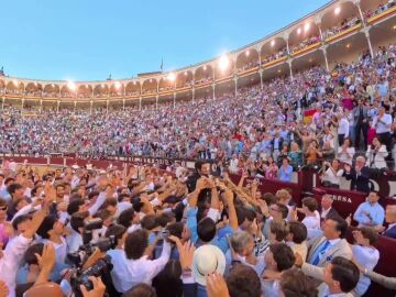 Morante sale a hombros por la Puerta Grande que Madrid le debía