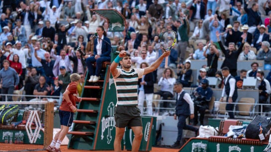 Carlos Alcaraz celebra un punto ante Sinner en la Philippe Chatrier