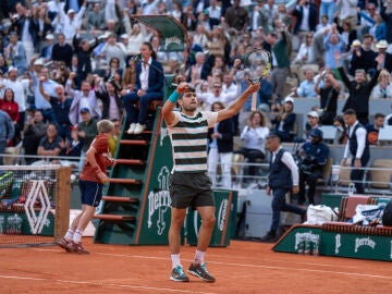 Carlos Alcaraz celebra un punto ante Sinner en la Philippe Chatrier