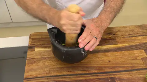 Pon los pistachos en un mortero y májalos bien Pon los pistachos en un mortero y májalos bien