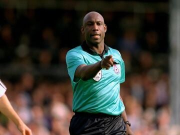 Uriah Rennie arbitrando un partido en el año 2000