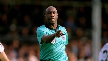 Uriah Rennie arbitrando un partido en el año 2000