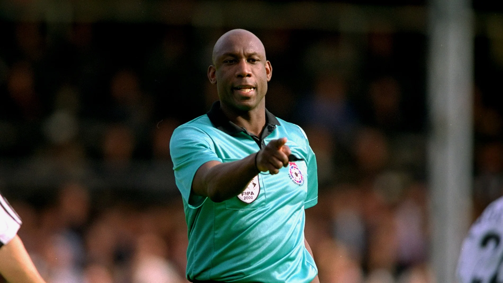 Uriah Rennie arbitrando un partido en el año 2000 Uriah Rennie arbitrando un partido en el año 2000