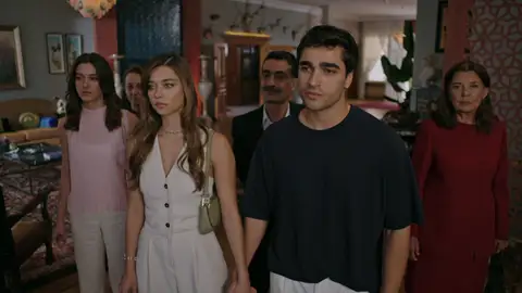 Decisión sin vuelta atrás: Ferit impone su autoridad y Seyran debe adaptarse Decisión sin vuelta atrás: Ferit impone su autoridad y Seyran debe adaptarse