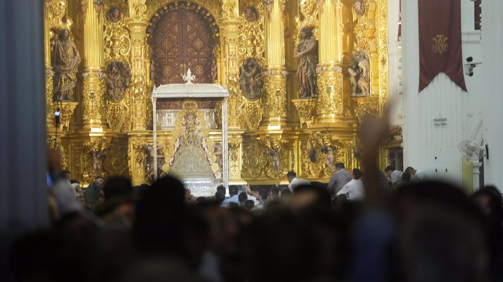La Virgen del Rocío procesiona Almonte tras el tradicional 'salto de la reja' a las 2:42 horas