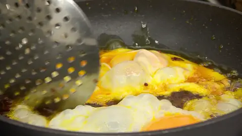 Fríe los huevos en la misma sartén Fríe los huevos en la misma sartén